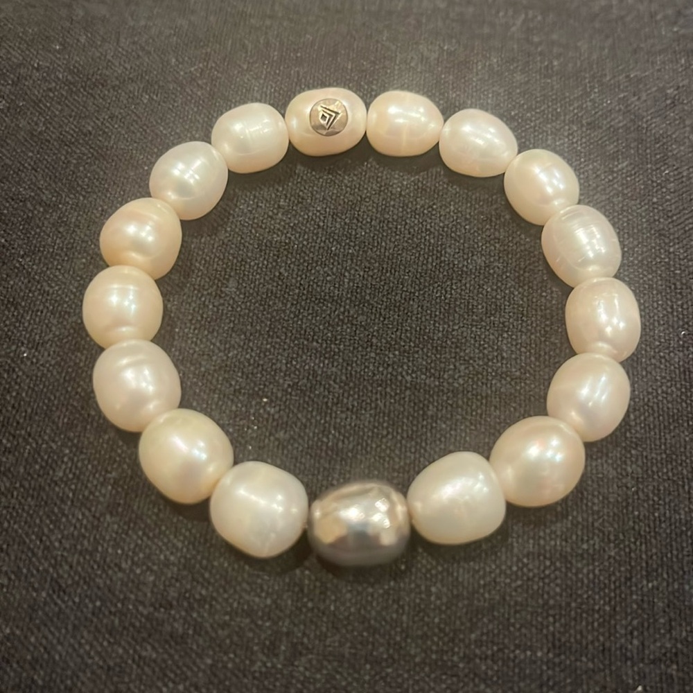 Silpada stretchy pearl and silver bracelet